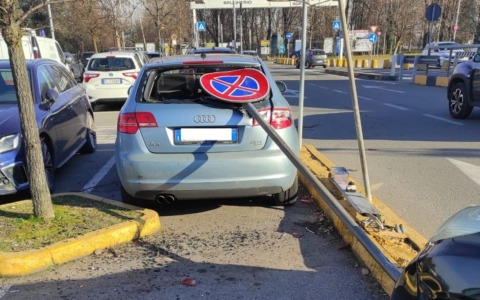 Ubriaca al volante tampona un’altra auto: cartello abbattuto sfonda una macchina in sosta