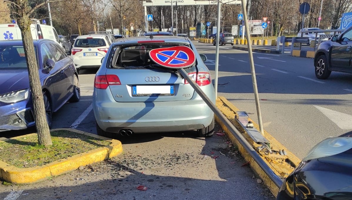 Ubriaca al volante tampona un’altra auto: cartello abbattuto sfonda una macchina in sosta