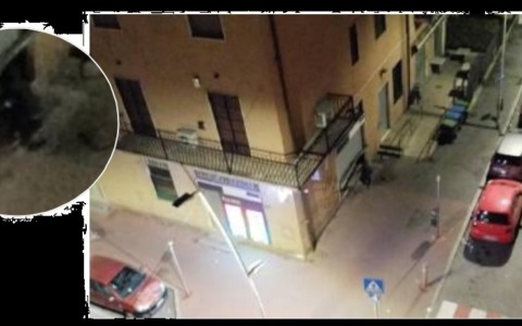 Rubano gratta e vinci dalla tabaccheria, ma un residente li fotografa