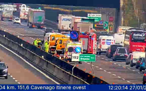 Incidente in autostrada, coinvolto anche un mezzo pesante: soccorsi allertati in codice rosso