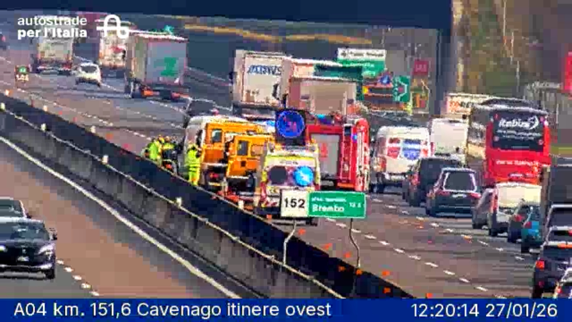 Incidente in autostrada, coinvolto anche un mezzo pesante: soccorsi allertati in codice rosso