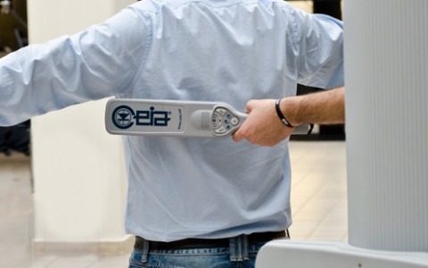 “Metal detector nelle scuole superiori contro armi e coltelli”