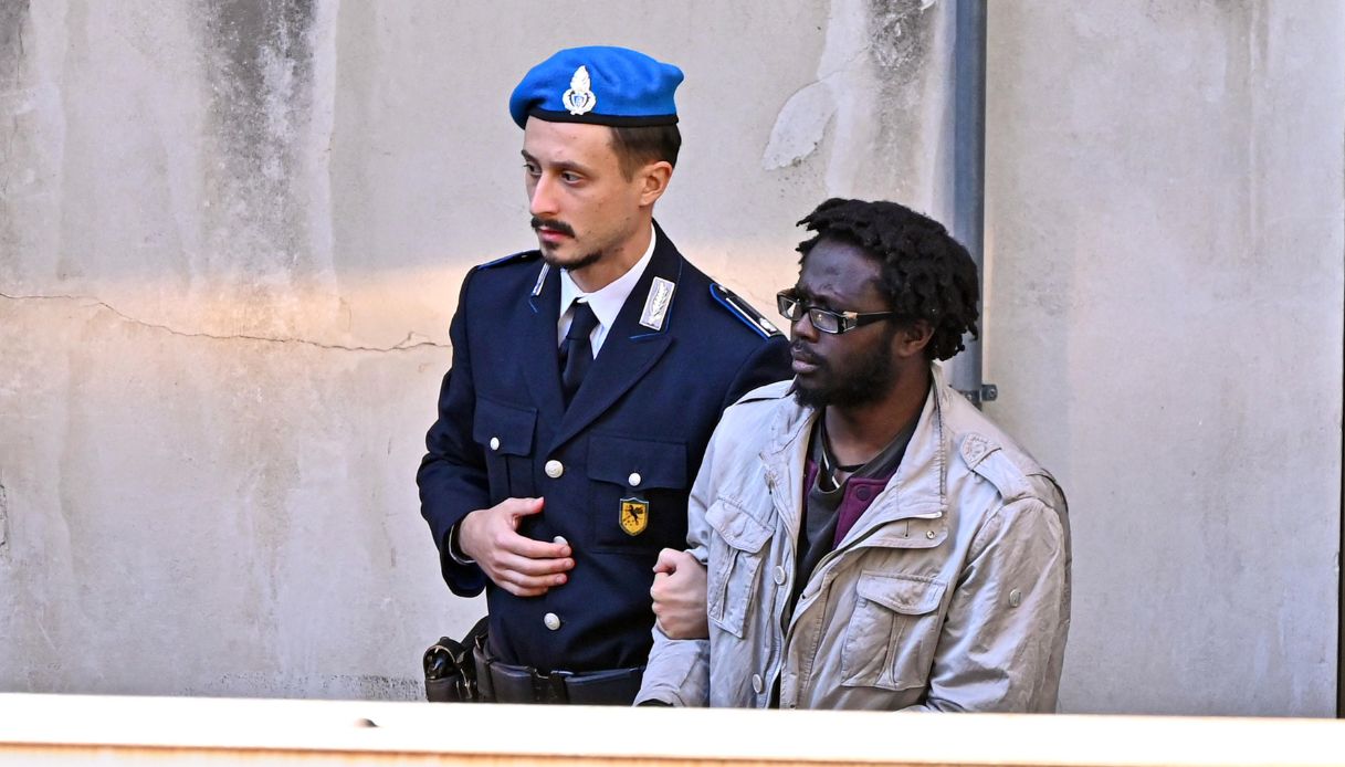 Omicidio di Sharon Verzeni: mentre parla la difesa, Sangare indispettito lascia l’aula di Tribunale