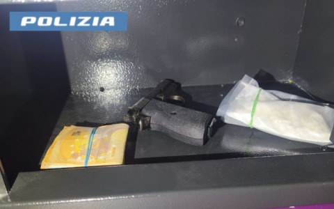 Nella cassaforte della stanza d’hotel aveva cocaina e una pistola con matricola abrasa: arrestato 29enne