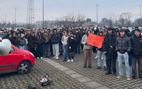 Troppo freddo nelle classi, scatta la protesta degli studenti: “Non siamo pinguini”