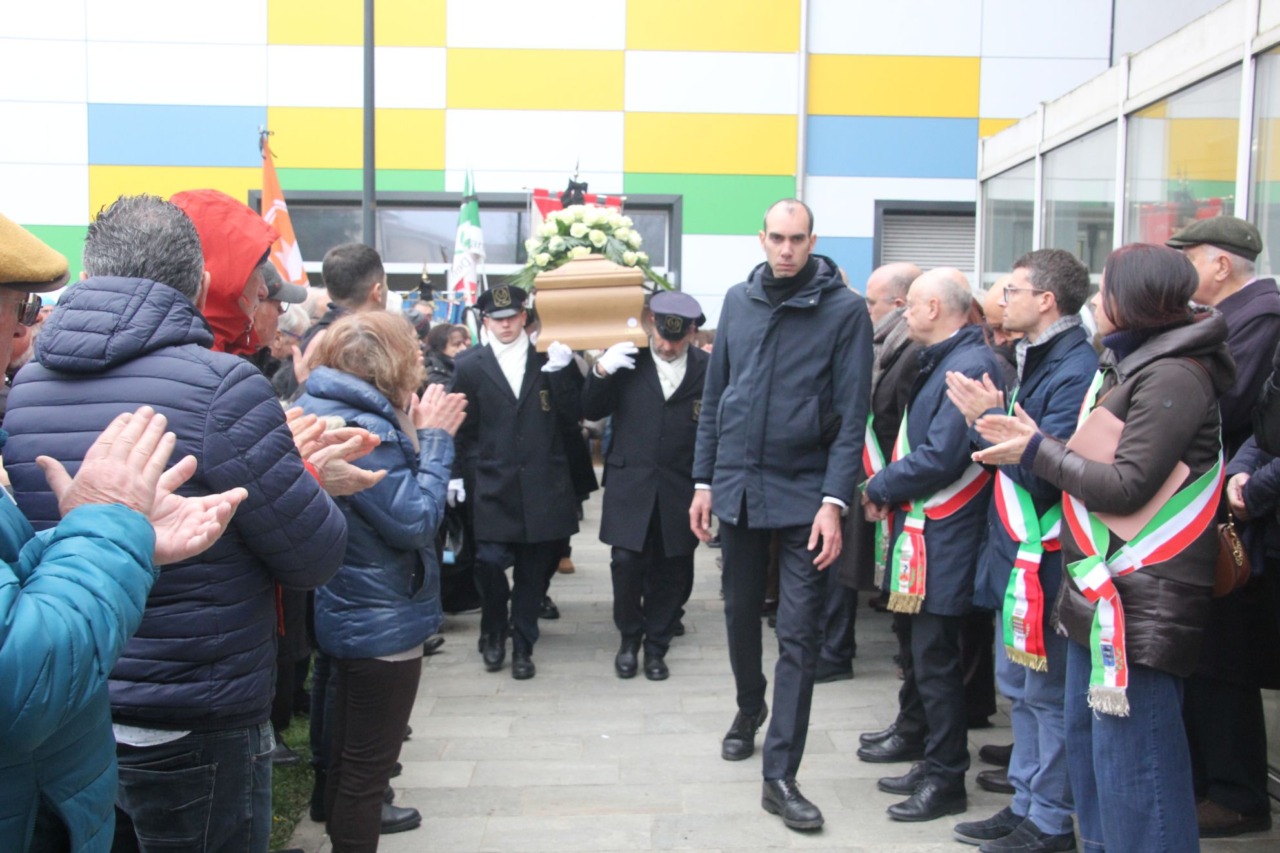 Folla per l’ultimo saluto a Fulgione: “Un bravo marito, padre e amministratore che si è speso per gli altri”
