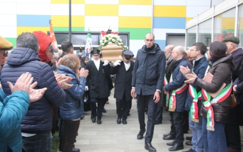 Folla per l’ultimo saluto a Fulgione: “Un bravo marito, padre e amministratore che si è speso per gli altri”