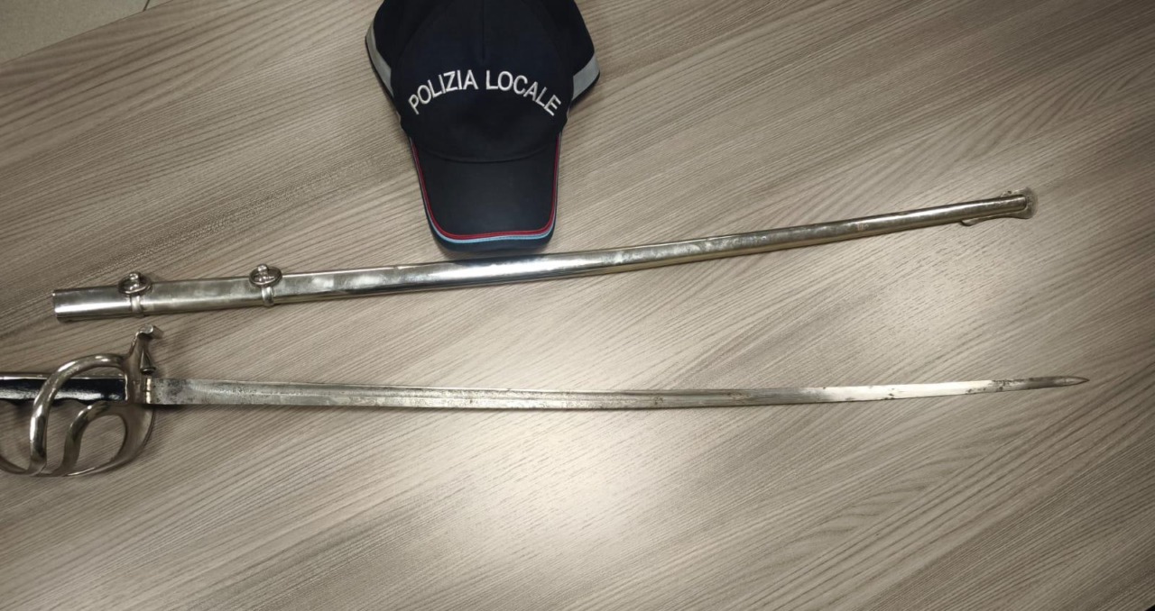 Va in giro per strada impugnando una sciabola: denunciato un 30enne, arma sequestrata