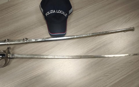 Va in giro per strada impugnando una sciabola: denunciato un 30enne, arma sequestrata