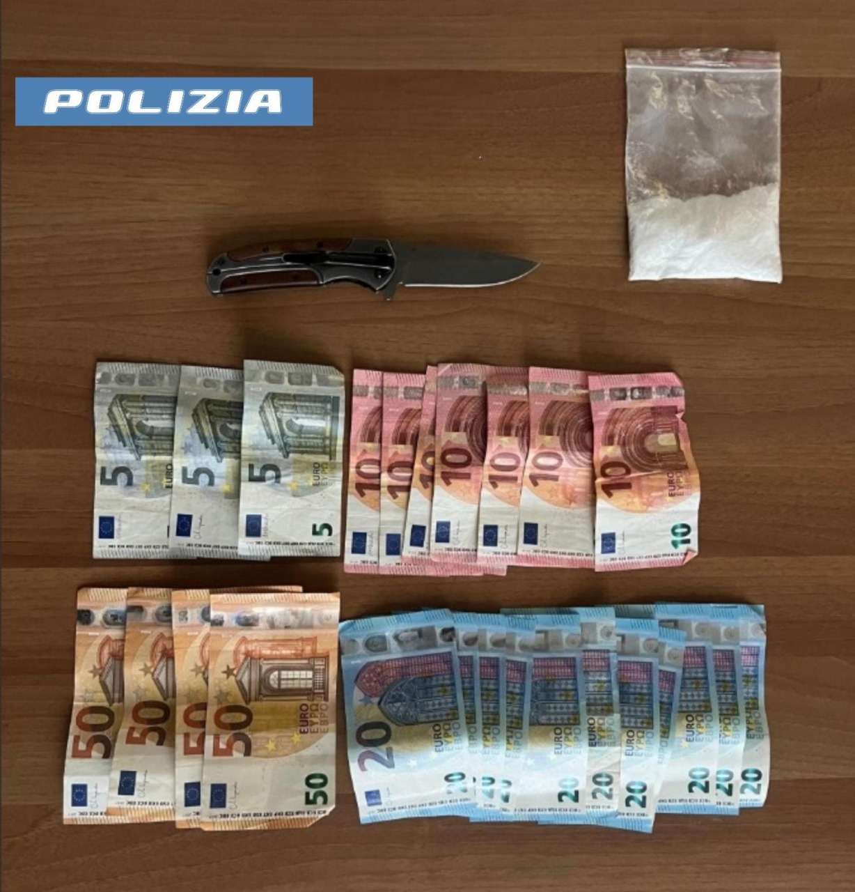 Spacciatore e ubriaco arrestati in stazione: sequestrato anche un coltello a serramanico