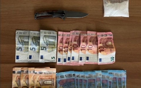 Spacciatore e ubriaco arrestati in stazione: sequestrato anche un coltello a serramanico