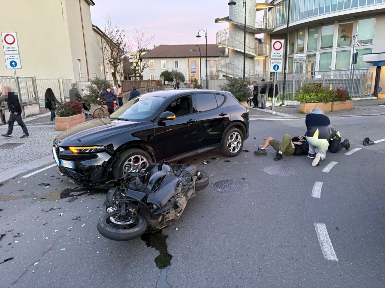 Scooter fugge all’alt, poi l’inseguimento e lo schianto contro un’auto: il 22enne alla guida aveva cocaina e hashish