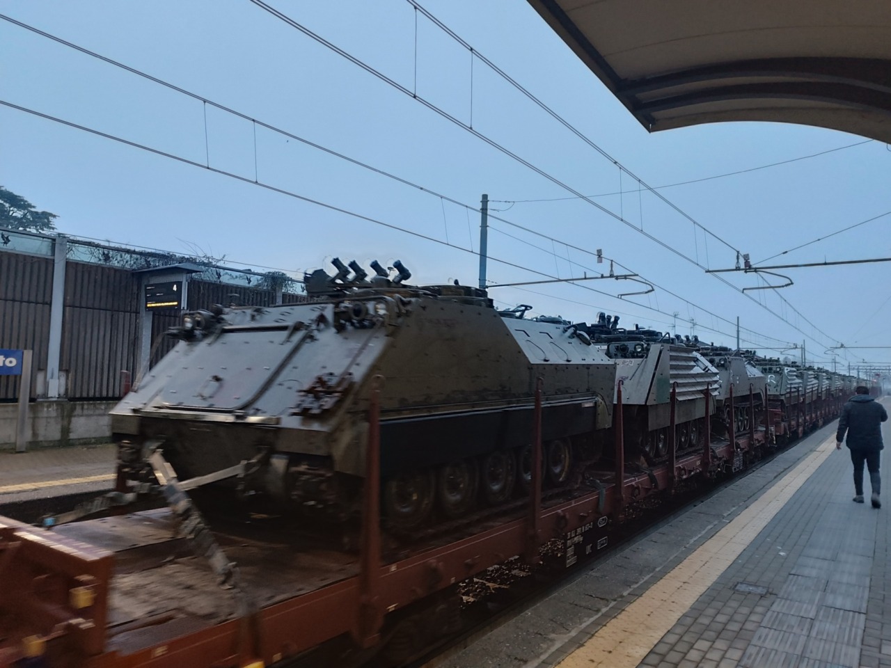 I mezzi per il trasporto truppe italiani diretti all’Ucraina passano dalla Martesana