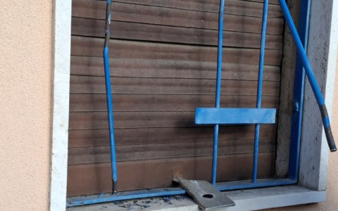 Due negozi razziati in una notte: rubati oltre cento smartphone