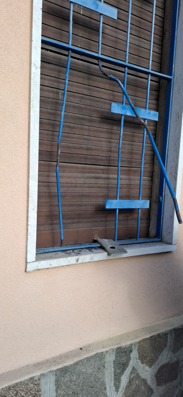 Due negozi razziati in una notte: rubati oltre cento smartphone