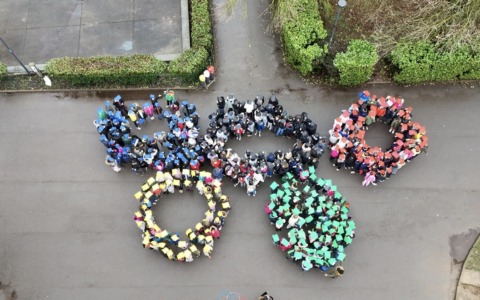 Le Olimpiadi degli alunni della Carlo Levi: formano i cinque cerchi nel cortile della scuola