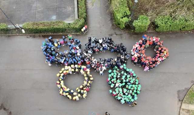 Le Olimpiadi degli alunni della Carlo Levi: formano i cinque cerchi nel cortile della scuola
