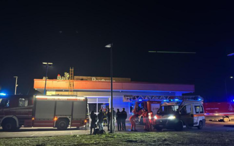 Incendio sul tetto del ristorante Roadhouse