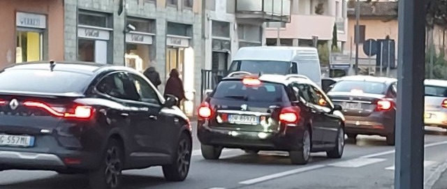 Via Veneto “chiusa”, montano le polemiche: “Ci sono ancora lunghe code”