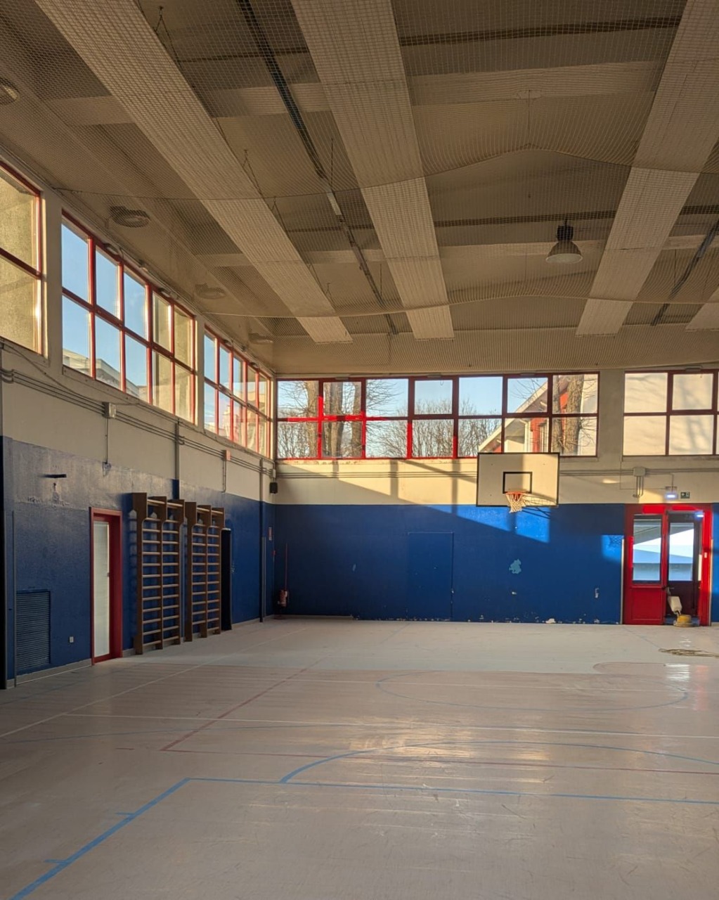 Vandalismo alla palestra scolastica: estintori svuotati e attività sportive bloccate per due giorni