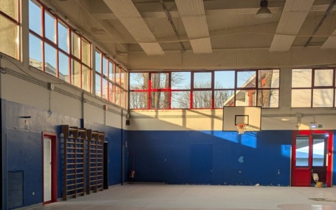 Vandalismo alla palestra scolastica: estintori svuotati e attività sportive bloccate per due giorni