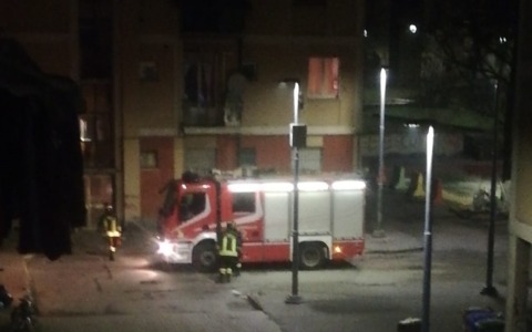 Monopattino in carica prende fuoco, allarme incendio nel palazzo