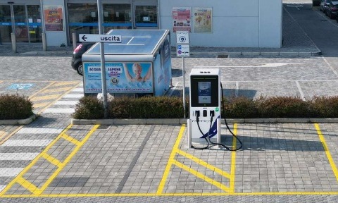 Un nuovo punto ricarica per le auto elettriche nel parcheggio di via Colombo
