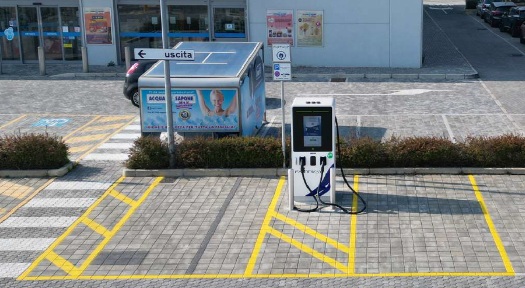 Un nuovo punto ricarica per le auto elettriche nel parcheggio di via Colombo