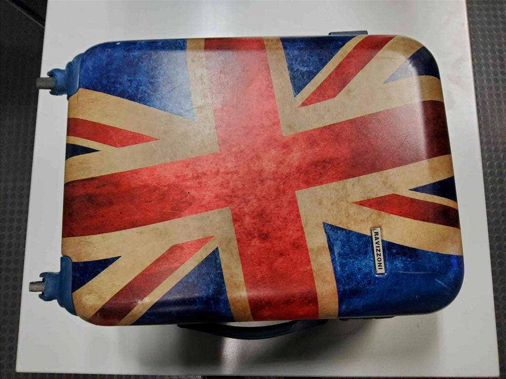 Gli rubano il trolley a Milano, ma lo segue grazie al gps: gli agenti lo recuperano e denunciano il ricettatore