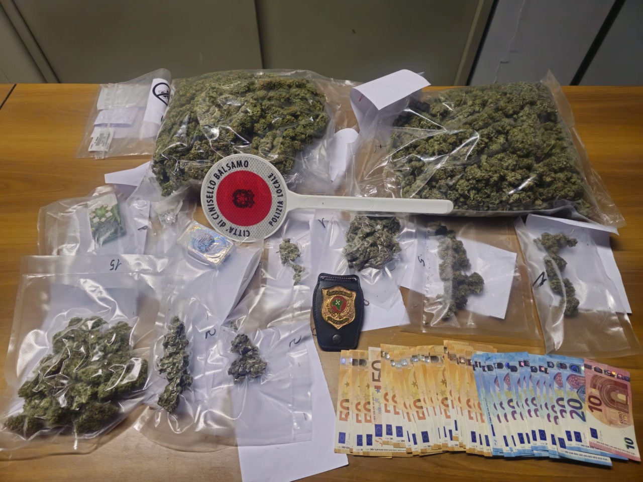 Rapinano un corriere della droga usando un cane come “arma”, quattro arresti: sequestrati 2 chili di hashish e marijuana