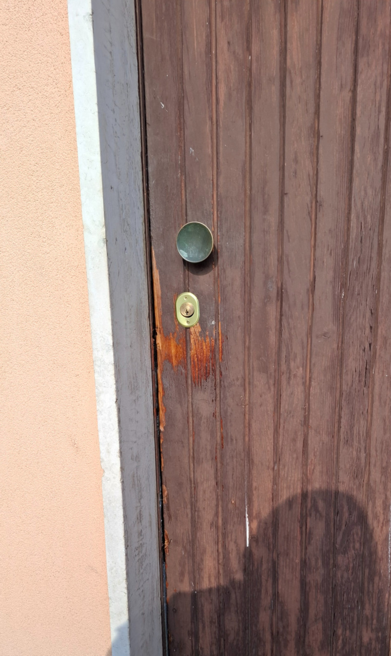 Furto in due negozi di riparazioni express: rubati oltre 100 nuovi smartphone