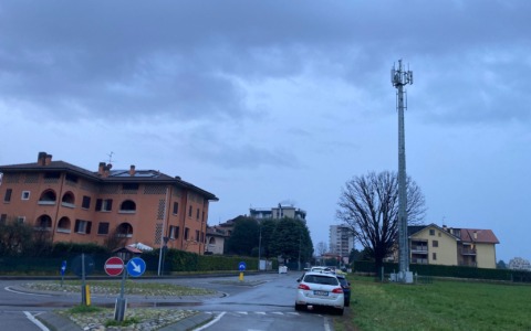 Antenna 5G a venti metri dalle abitazioni, il Tar ha respinto il ricorso dei condomini