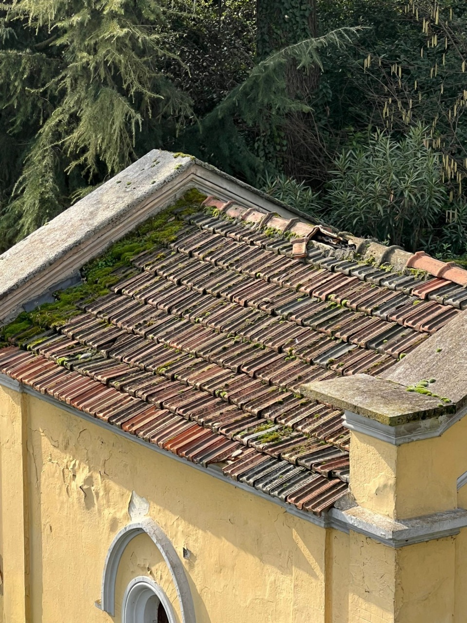 Tetto della cappella del Revellino riparato dai volontari