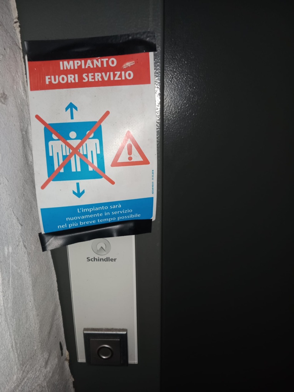 Ascensore fuori servizio dal novembre 2024, anziani cadono sulle scale