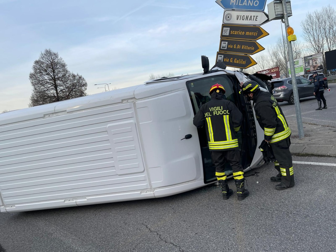 Furgoncino si ribalta a una rotonda, intervengono i Vigili del fuoco
