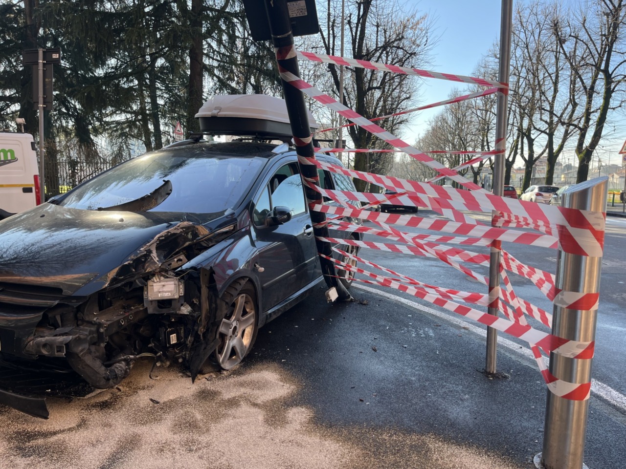 Auto finisce sul marciapiede e abbatte un palo della videosorveglianza: due feriti