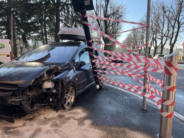 Auto finisce sul marciapiede e abbatte un palo della videosorveglianza: due feriti