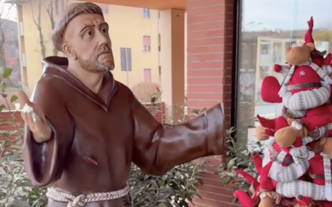 Distruggono il presepe nella notte: il sindaco si scaglia contro i vandali
