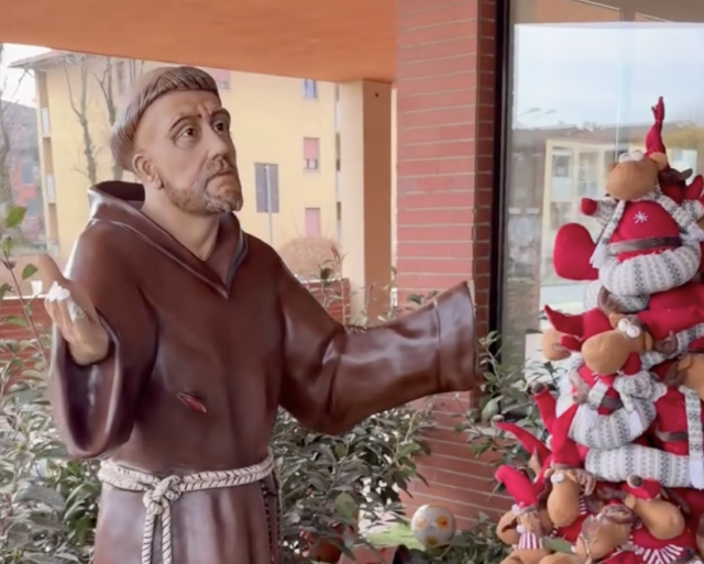 Distruggono il presepe nella notte: il sindaco si scaglia contro i vandali