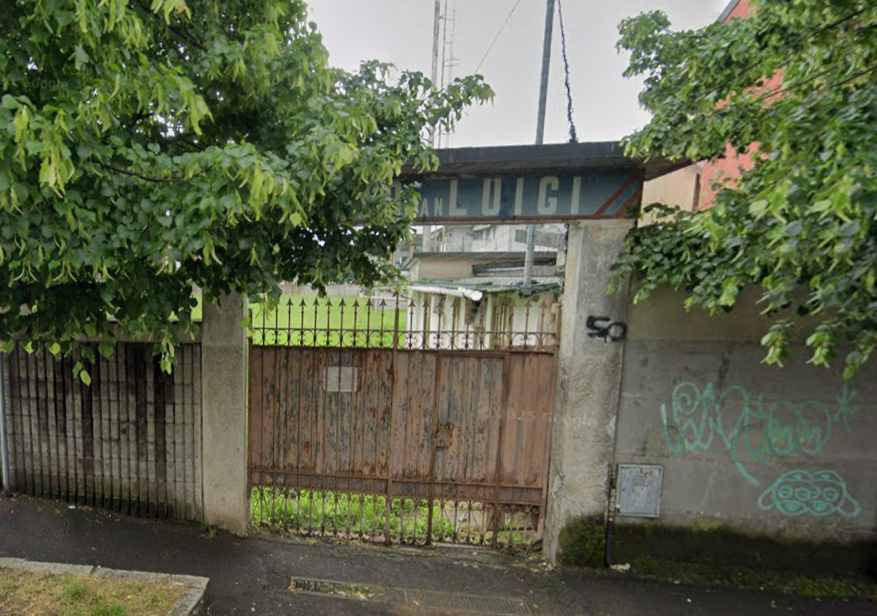 Cori, fumogeni e bandiere, ma in campo non c’è nessuno: arrivano i Carabinieri