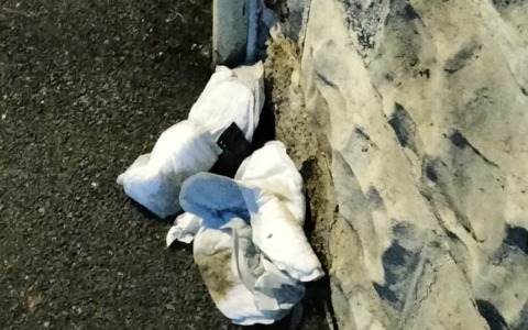 Pannoloni sporchi gettati dall’auto: caccia al “lanciatore” seriale