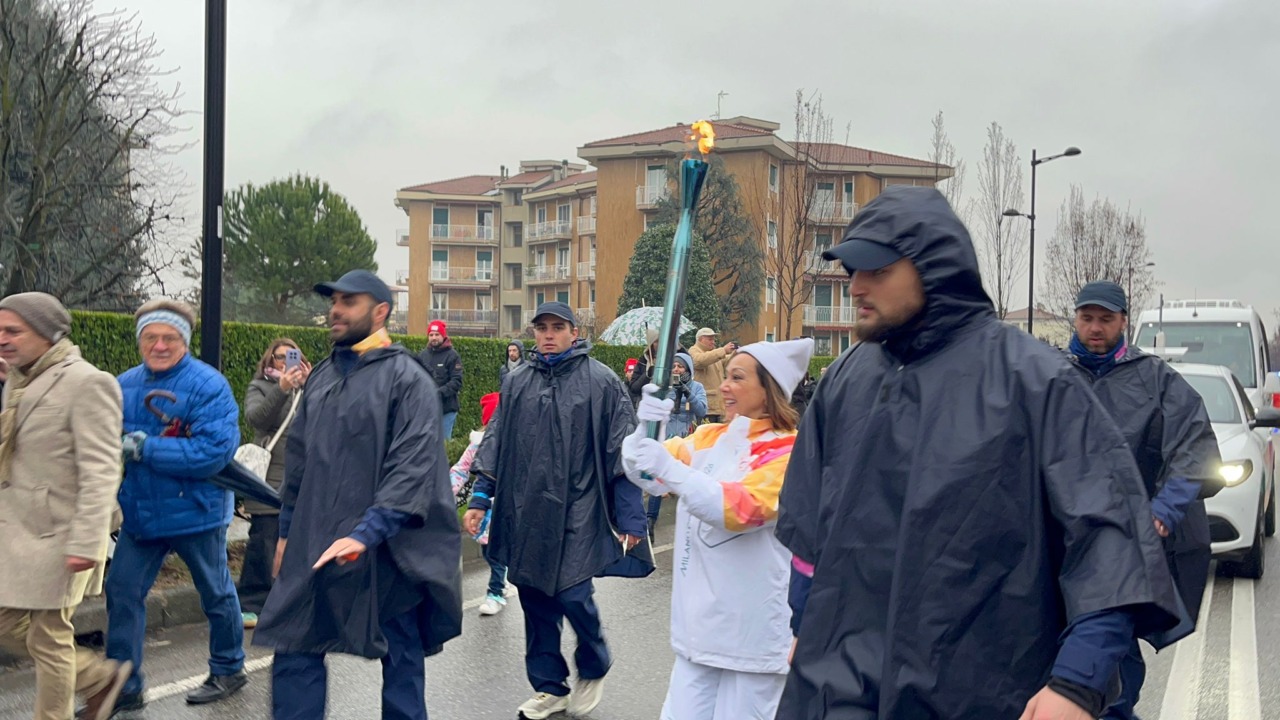 La Fiaccola olimpica ha attraversato le strade dell’Adda: neanche la pioggia ha spento l’entusiasmo