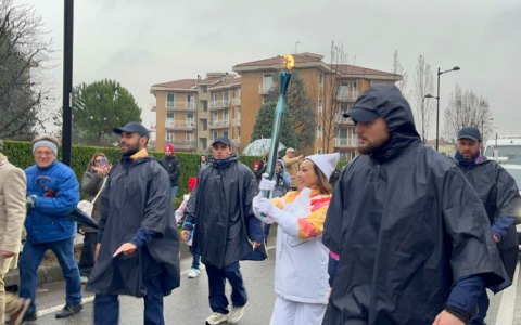 La Fiaccola olimpica ha attraversato le strade dell’Adda: neanche la pioggia ha spento l’entusiasmo