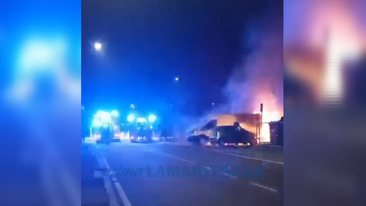Furgone in fiamme nella notte, l’incendio coinvolge anche un’auto parcheggiata