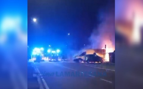 Furgone in fiamme nella notte, l’incendio coinvolge anche un’auto parcheggiata