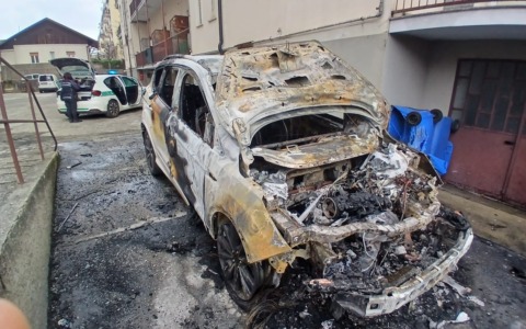 Auto prende fuoco accanto al tubo del gas di un palazzo