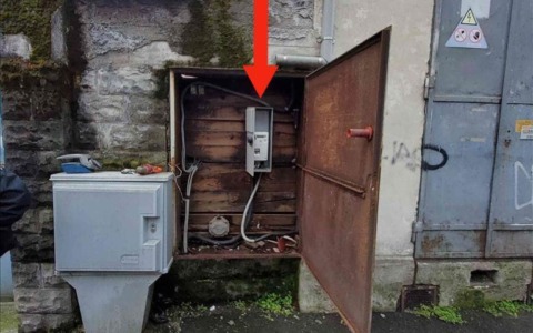 Nel negozio trasformato in appartamento rubavano la corrente dai lampioni