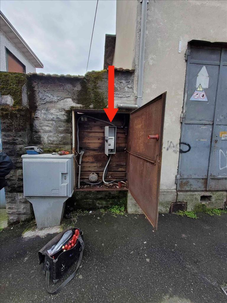 Nel negozio trasformato in appartamento rubavano la corrente dai lampioni