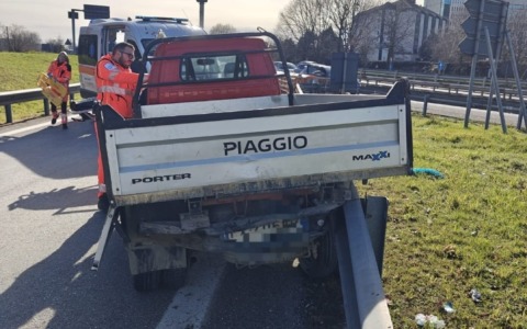 Schianto in Tangenziale, un furgoncino si ribalta