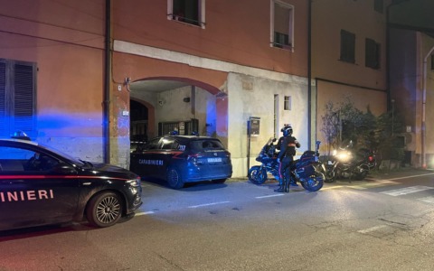 Sparatoria in una corte, feriti padre e figlio: fermato un 60enne